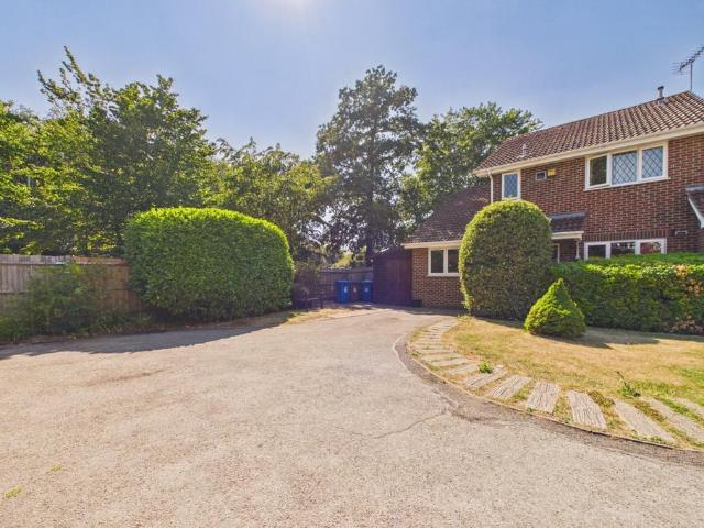 4 bedroom link detached house for sale