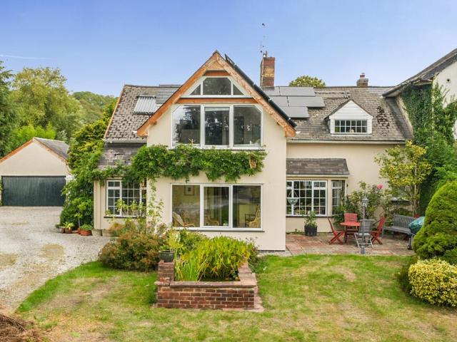 4 bedroom link detached house for sale