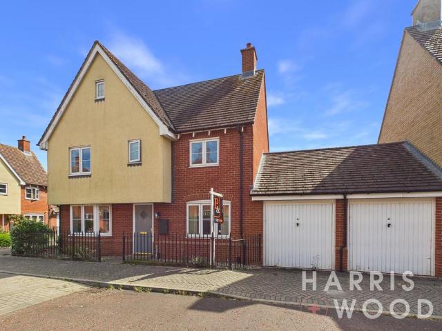 4 bedroom link detached house for sale