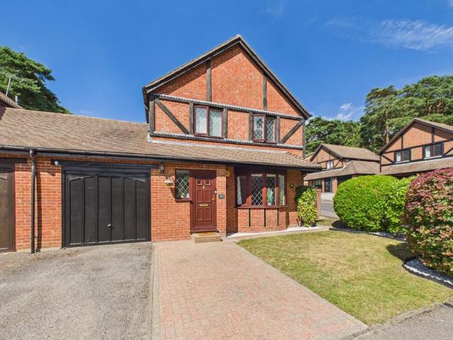 4 bedroom link detached house for sale