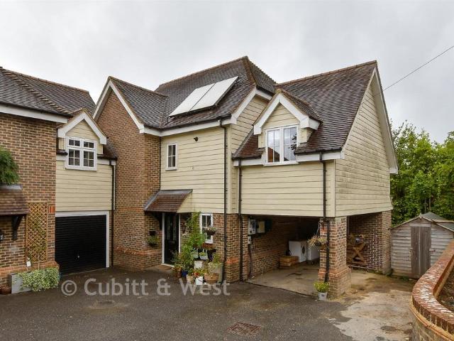 4 bedroom link detached house for sale