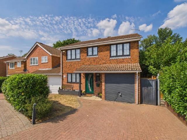 4 bedroom link detached house for sale