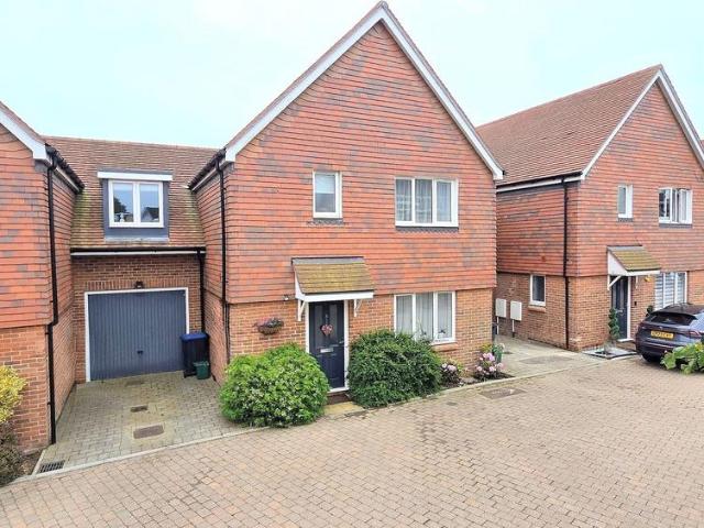 4 bedroom link detached house for sale