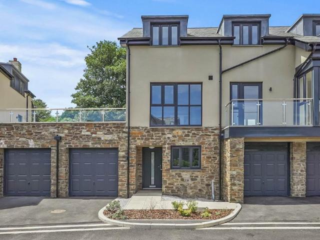 4 bedroom link detached house for sale