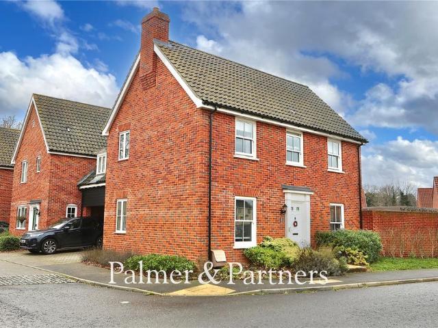 4 bedroom link detached house for sale