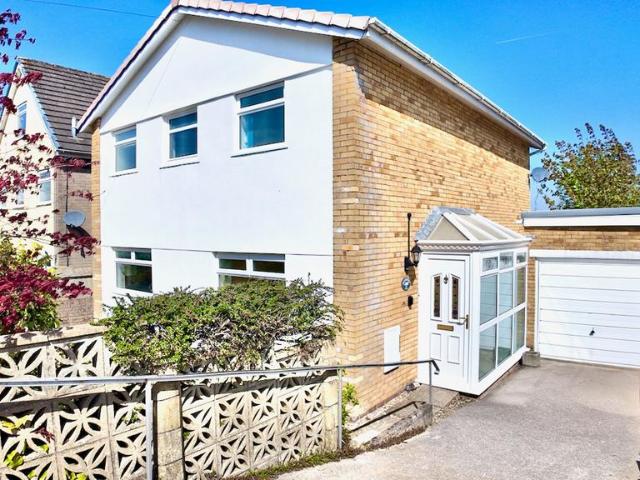 4 bedroom link detached house for sale