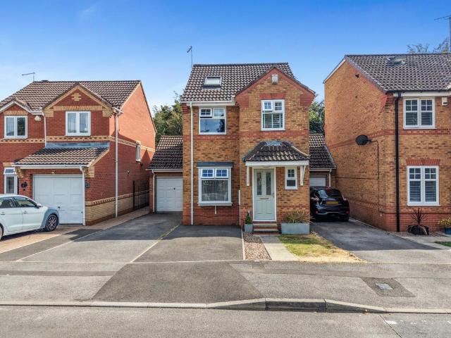 4 bedroom link detached house for sale