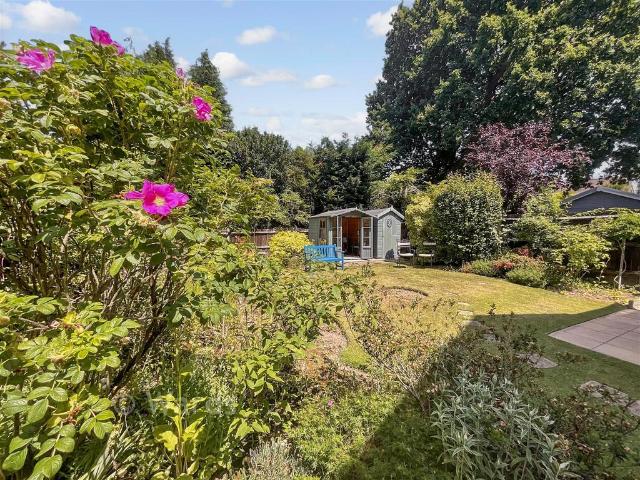 4 bedroom link detached house for sale