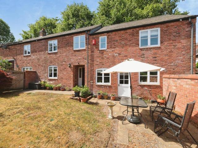 4 bedroom link detached house for sale