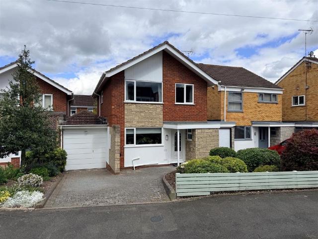 4 bedroom link detached house for sale