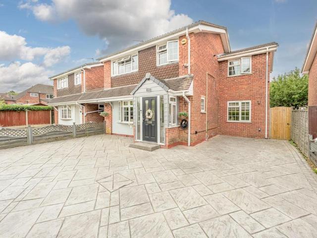 4 bedroom link detached house for sale