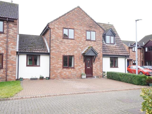 4 bedroom link detached house for sale