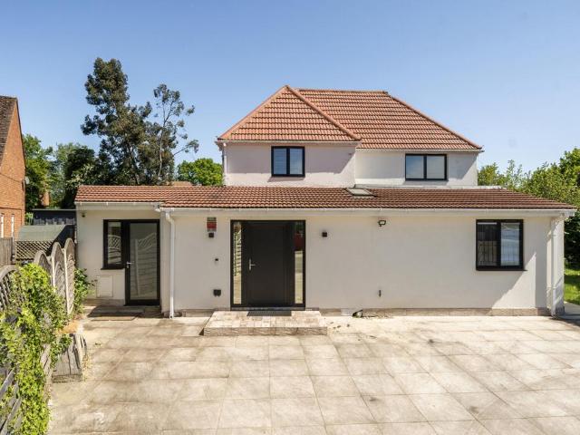 4 bedroom link detached house for sale