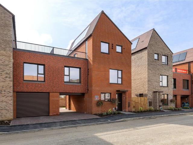 4 bedroom link detached house for sale