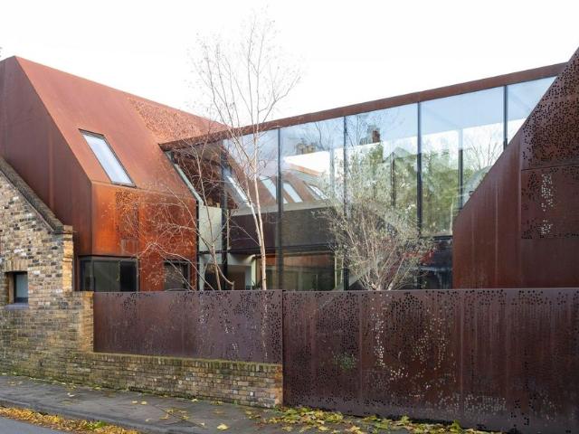 4 bedroom link detached house for sale