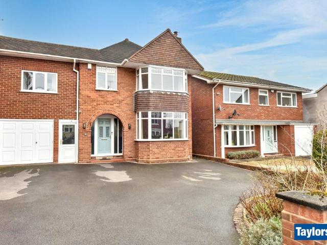 4 bedroom link detached house for sale