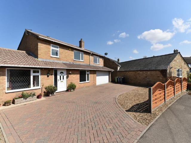 4 bedroom link detached house for sale