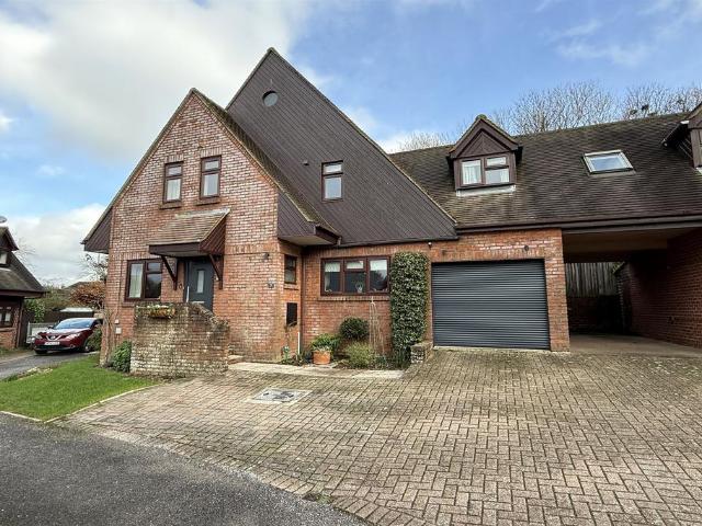 4 bedroom link detached house for sale