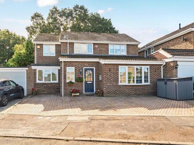 4 bedroom link detached house for sale