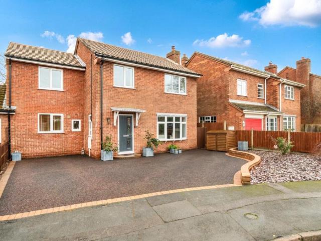 4 bedroom link detached house for sale