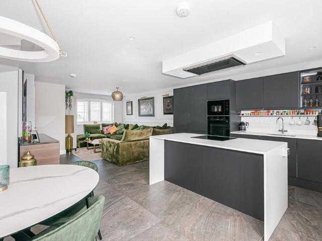 4 bedroom link detached house for sale