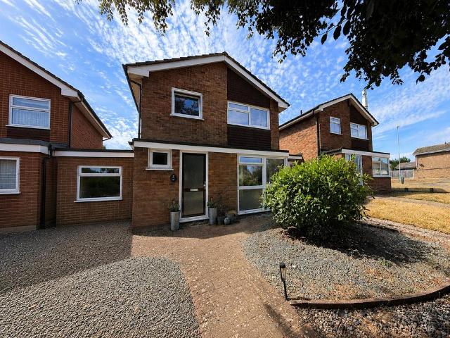 4 bedroom link detached house for sale
