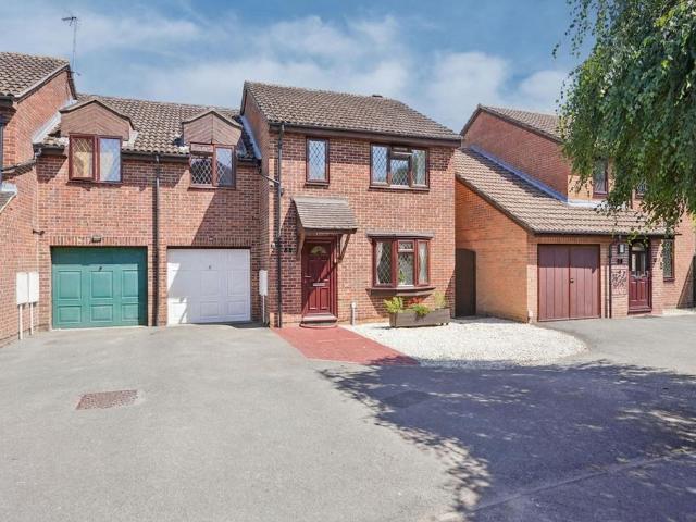 4 bedroom link detached house for sale