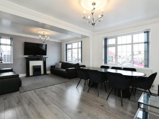 4 bedroom link detached house for sale