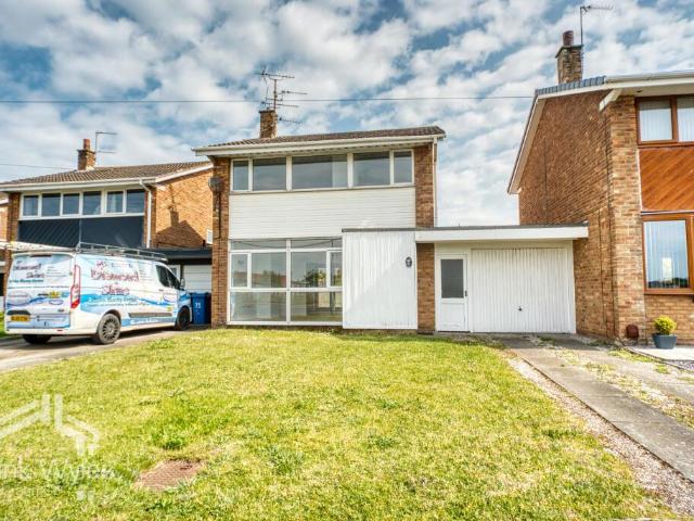 3 bedroom link detached house for sale