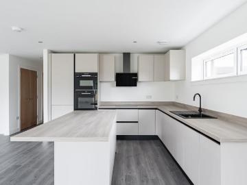 4 bedroom link detached house for sale