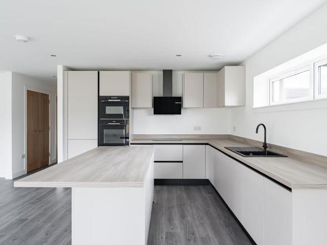 4 bedroom link detached house for sale