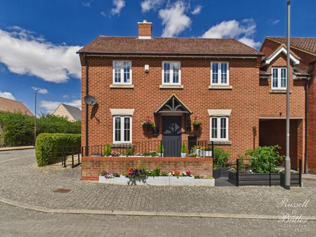 4 bedroom link detached house for sale