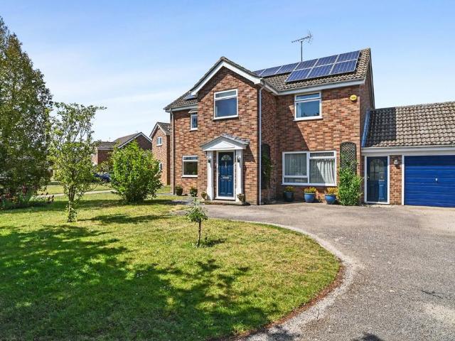 4 bedroom link detached house for sale