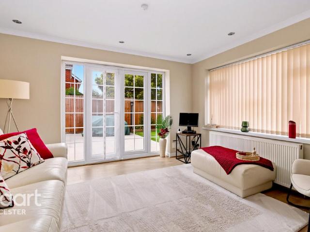 4 bedroom link detached house for sale