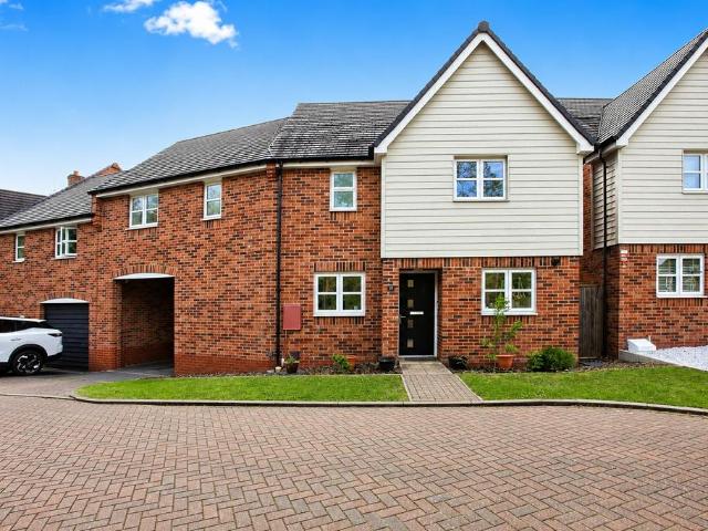 4 bedroom link detached house for sale