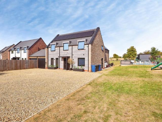 4 bedroom link detached house for sale