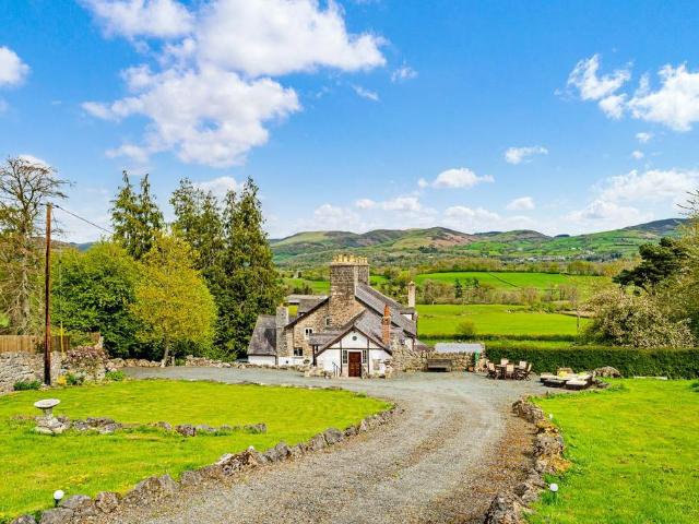 4 bedroom link detached house for sale