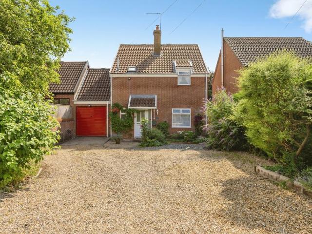 4 bedroom link detached house for sale