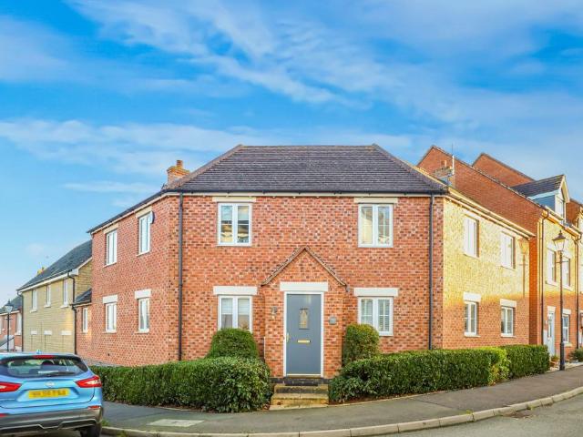 4 bedroom link detached house for sale
