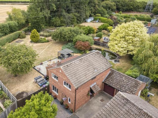 4 bedroom link detached house for sale