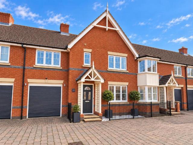 4 bedroom link detached house for sale
