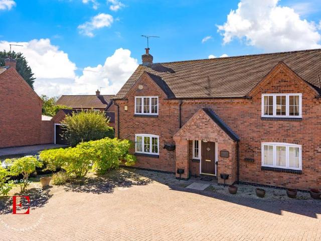 4 bedroom link detached house for sale