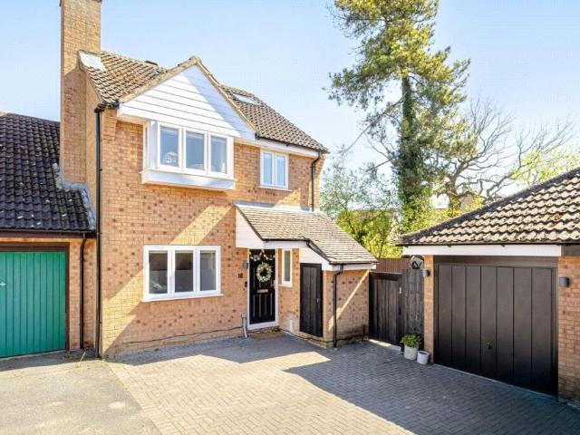 4 bedroom link detached house for sale
