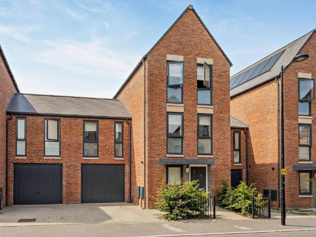 4 bedroom link detached house for sale