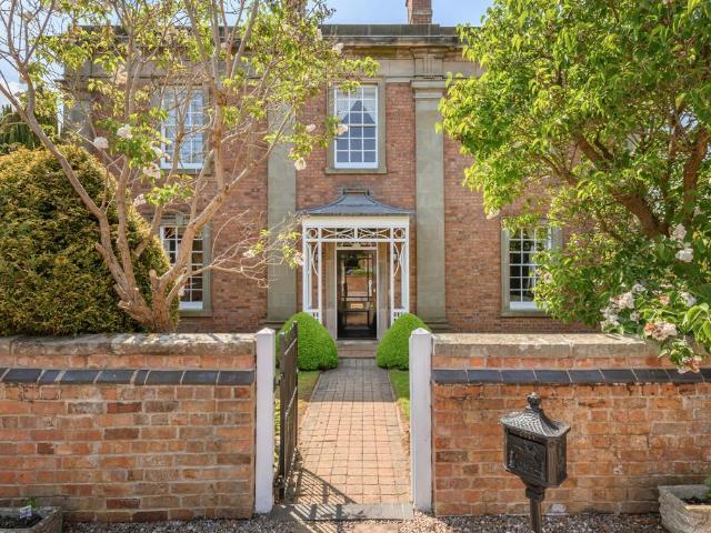 4 bedroom link detached house for sale
