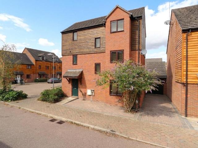 4 bedroom link detached house for sale