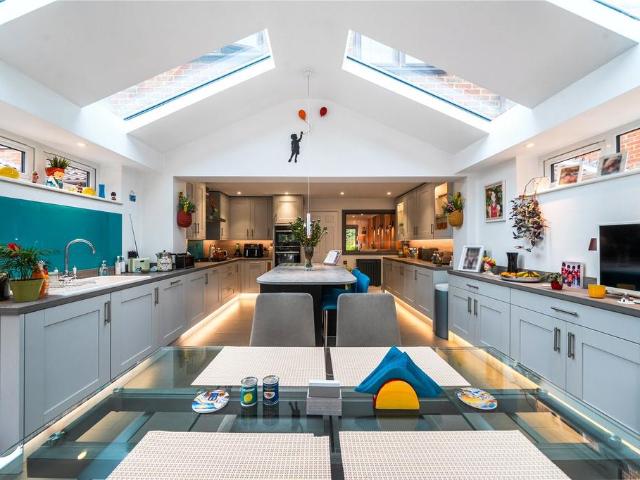 4 bedroom link detached house for sale