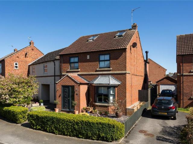 4 bedroom link detached house for sale