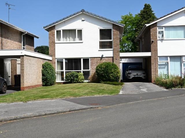 4 bedroom link detached house for sale