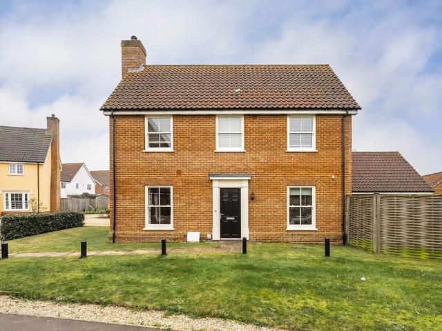 4 bedroom link detached house for sale